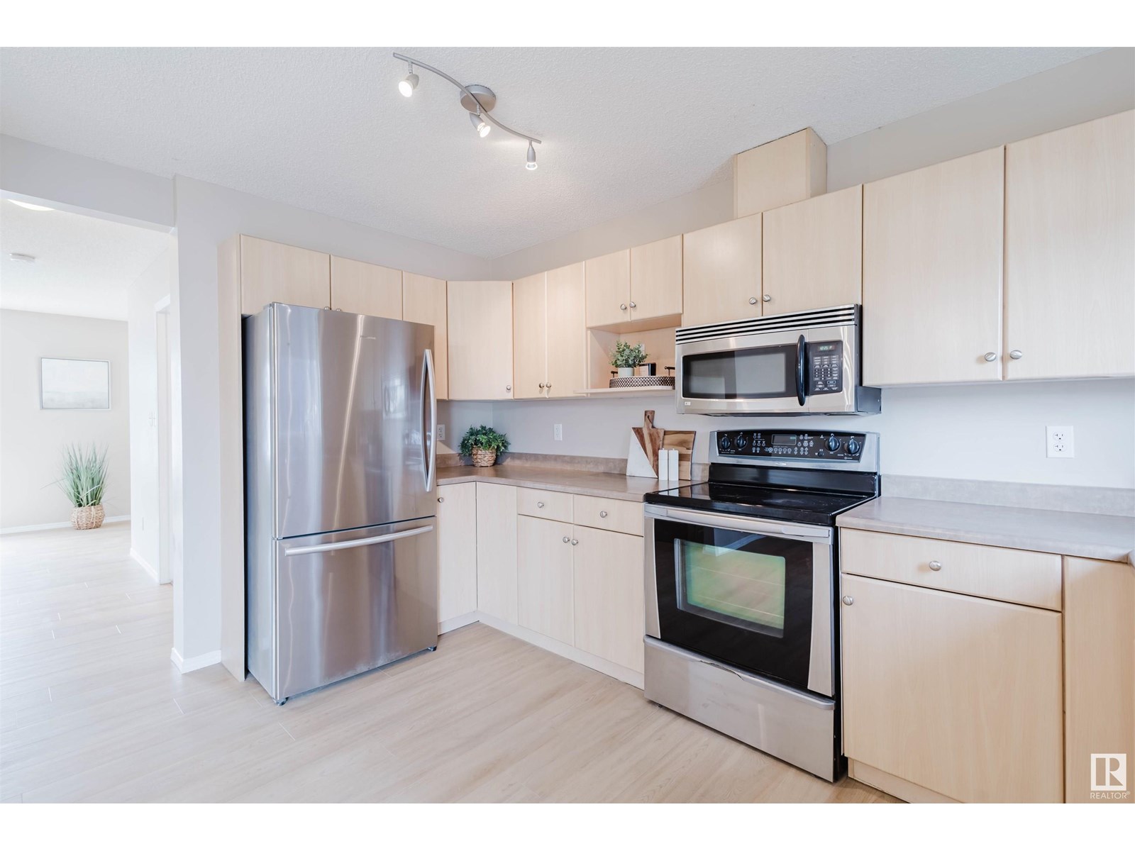 #80 2503 24 ST NW