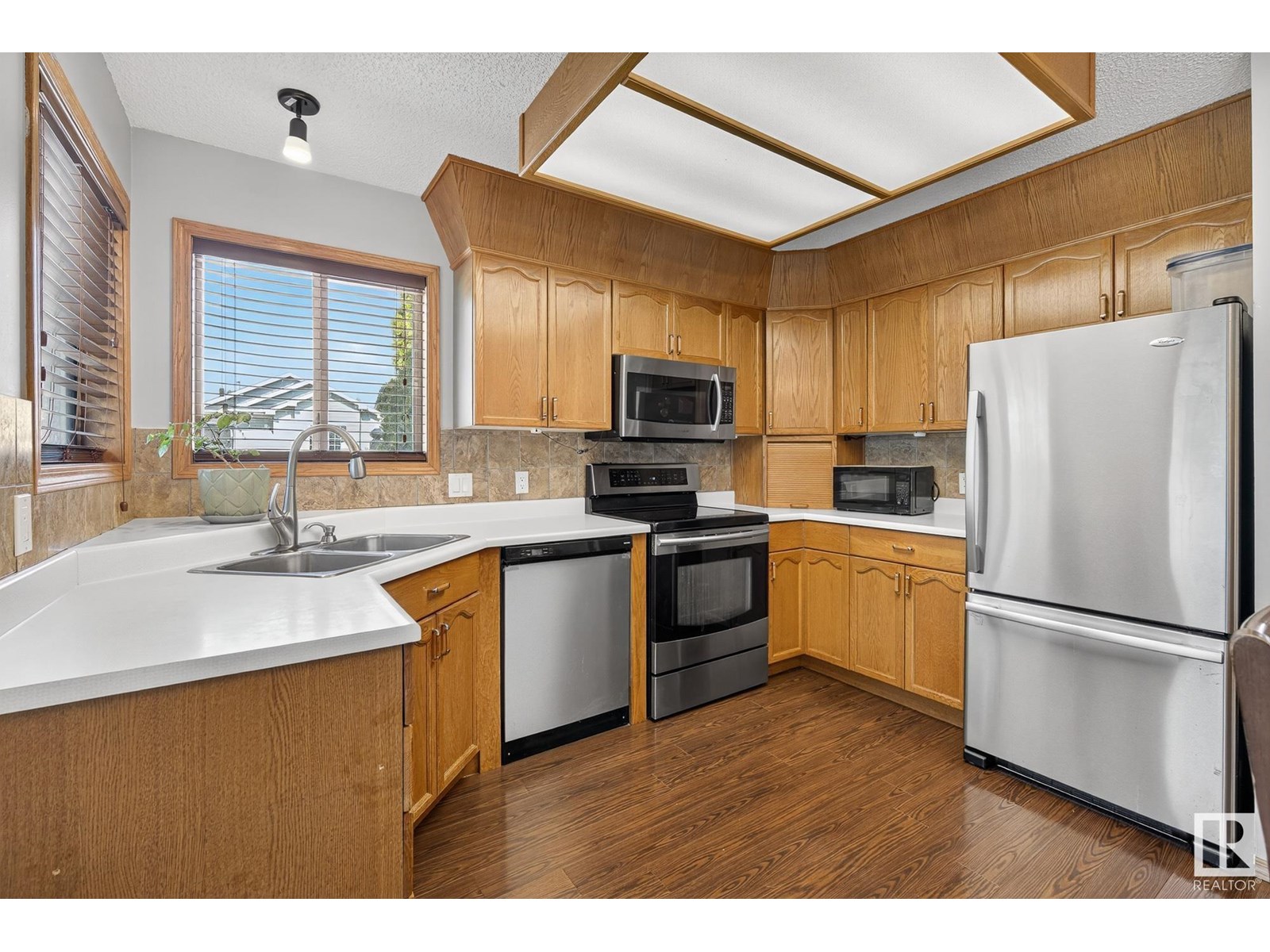 3627 40 AV NW