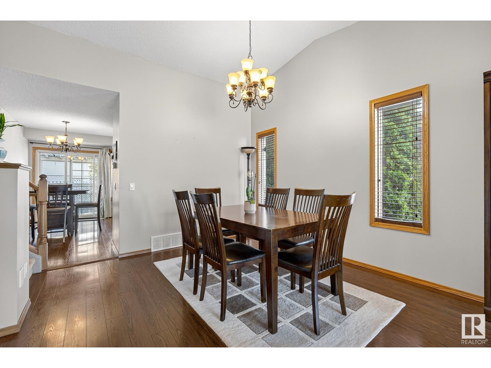 3627 40 AV NW