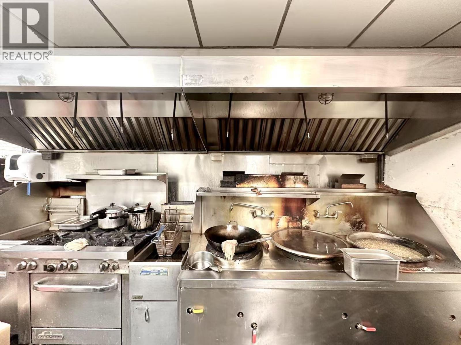 B8 5728 UNIVERSITY BOULEVARD