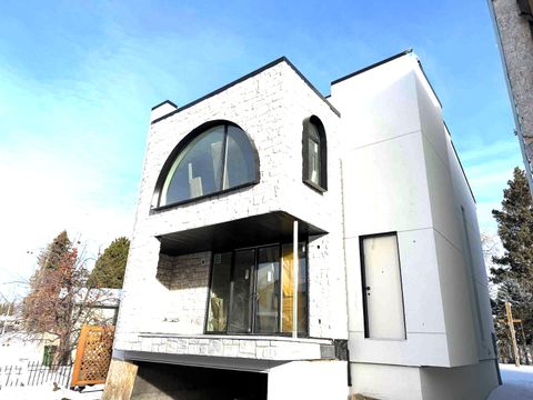 7305B 155 ST NW Edmonton AB T5R1V4