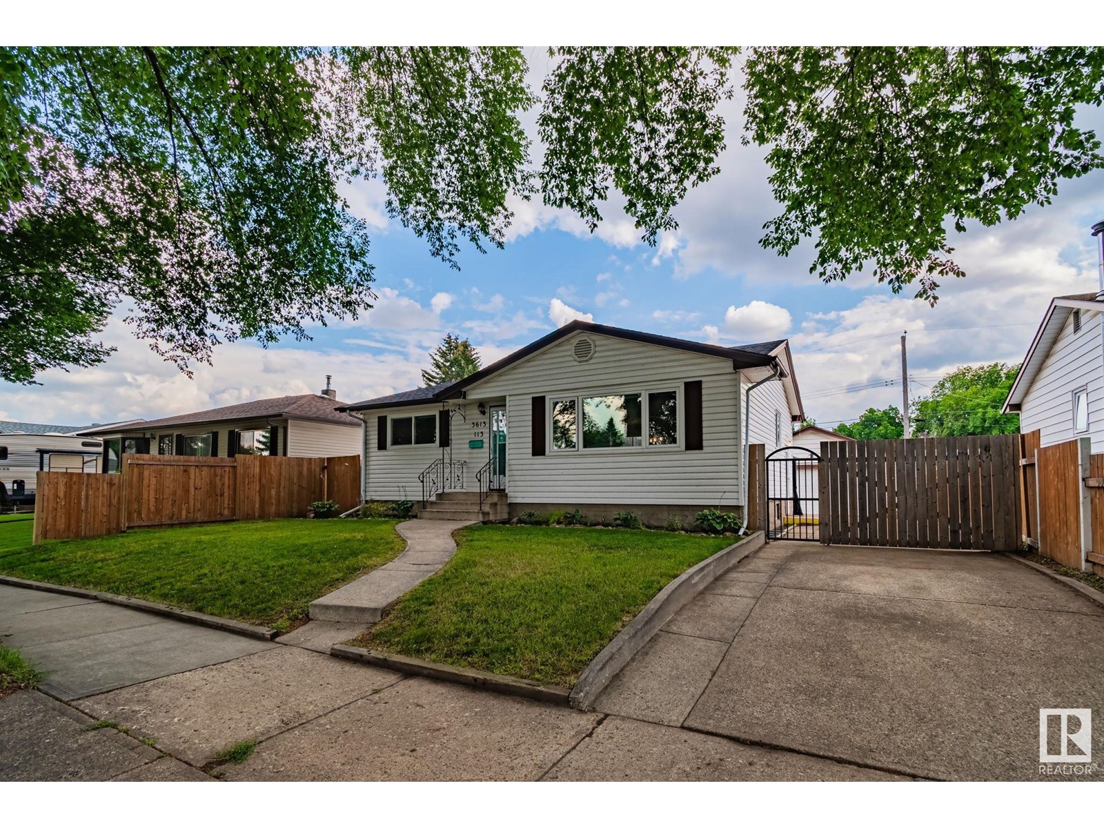 3613 113 AV NW