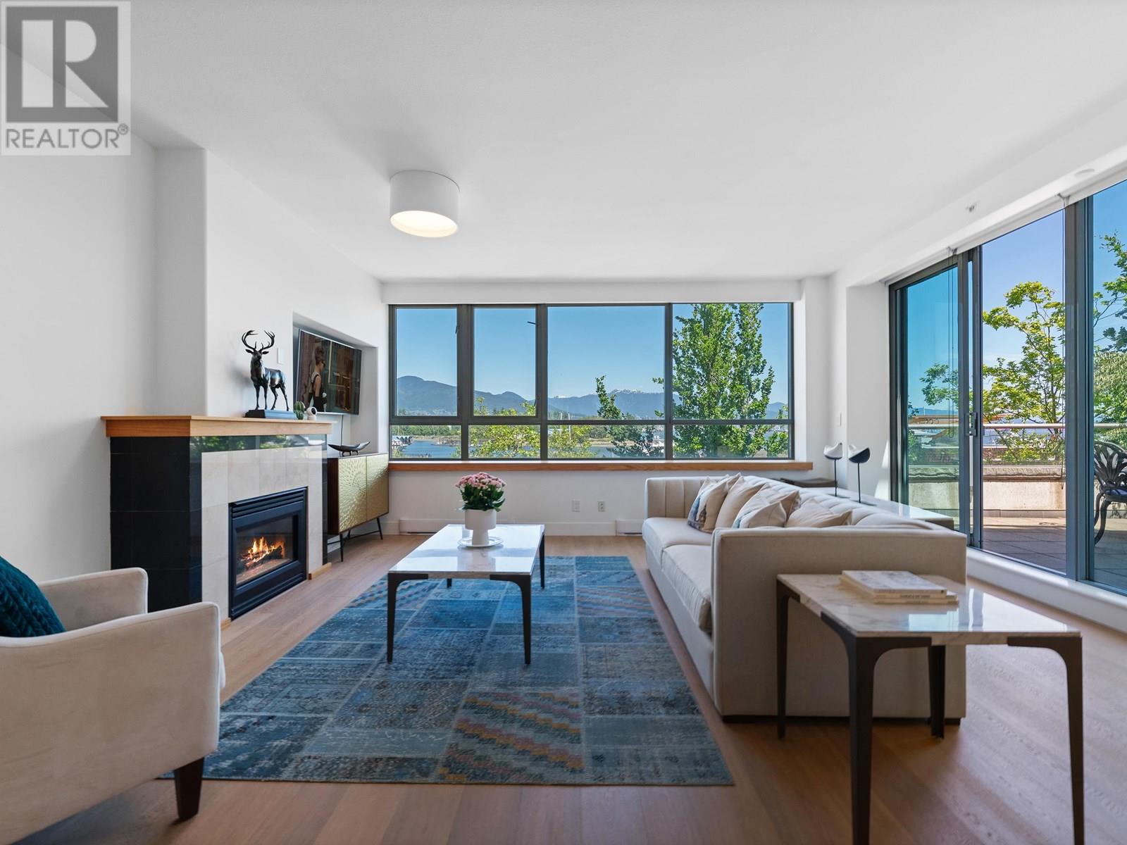 L302 1550 COAL HARBOUR QUAY