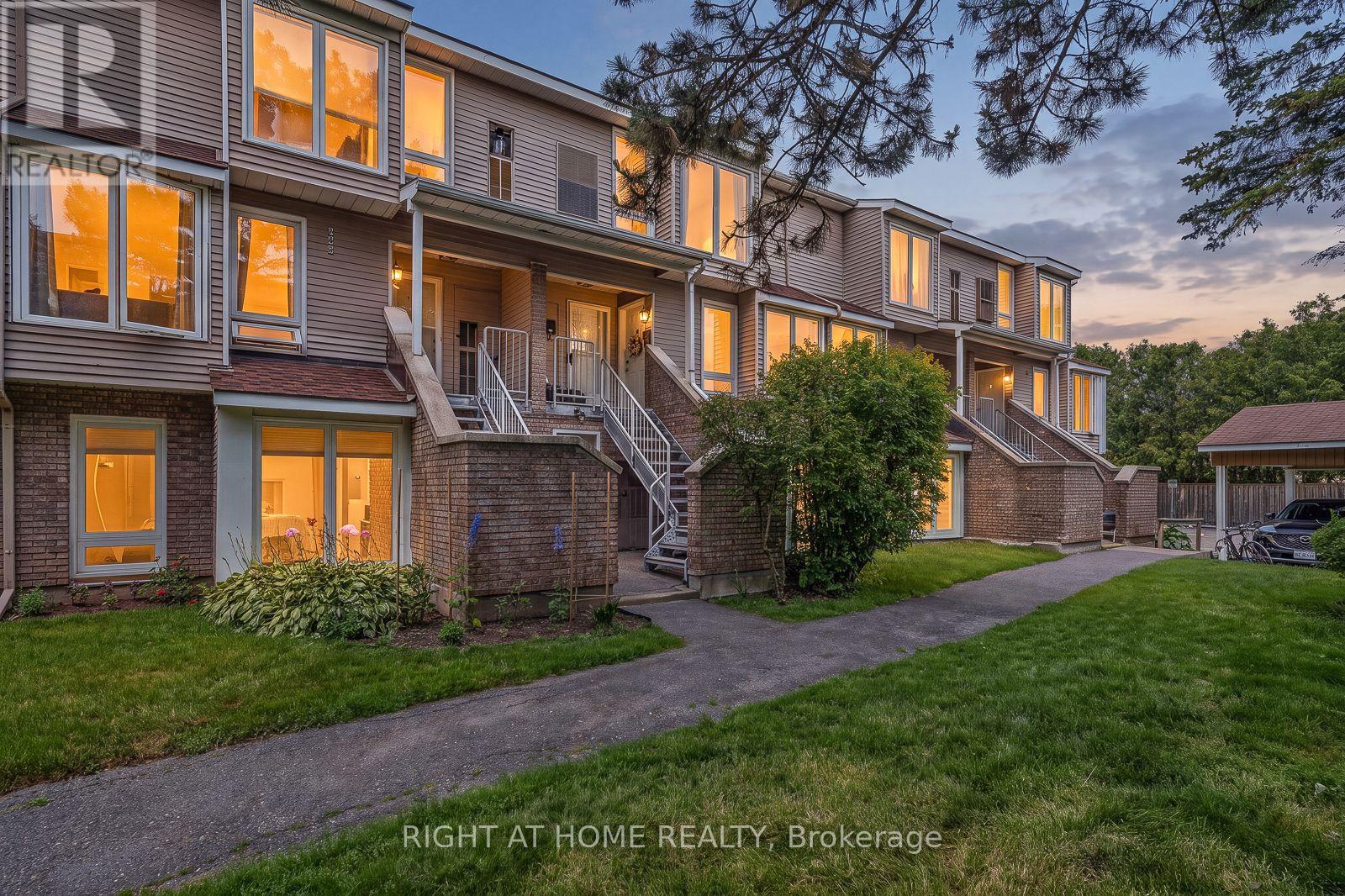 Photo 1 of 18 — 15 - 6B SHEHYN LANE Unit 15, Ottawa, ON K2G4Y2