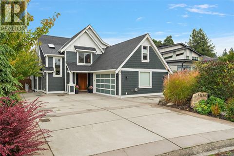 1560 Fremont Pl Saanich BC V8N4Y5