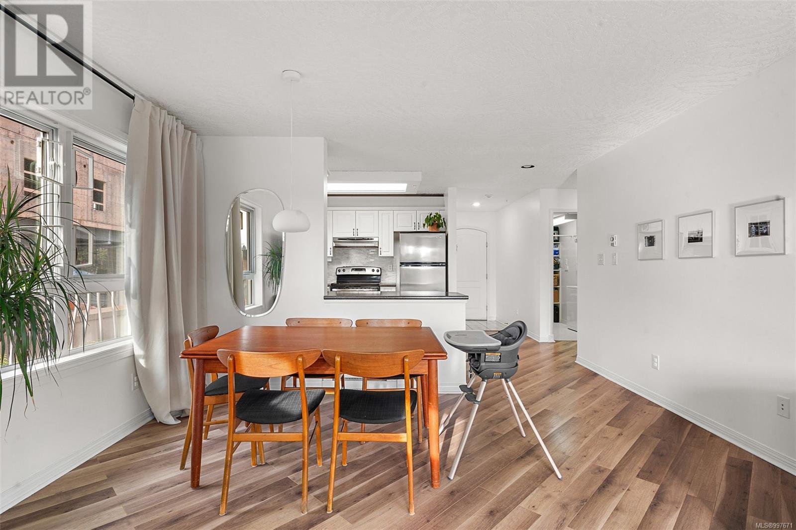 216 1083 Tillicum Rd