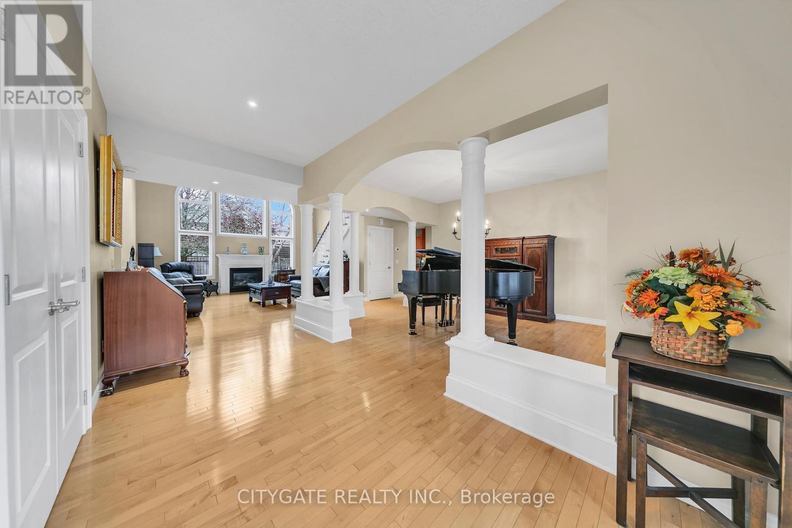 552 FALCONRIDGE CRESCENT