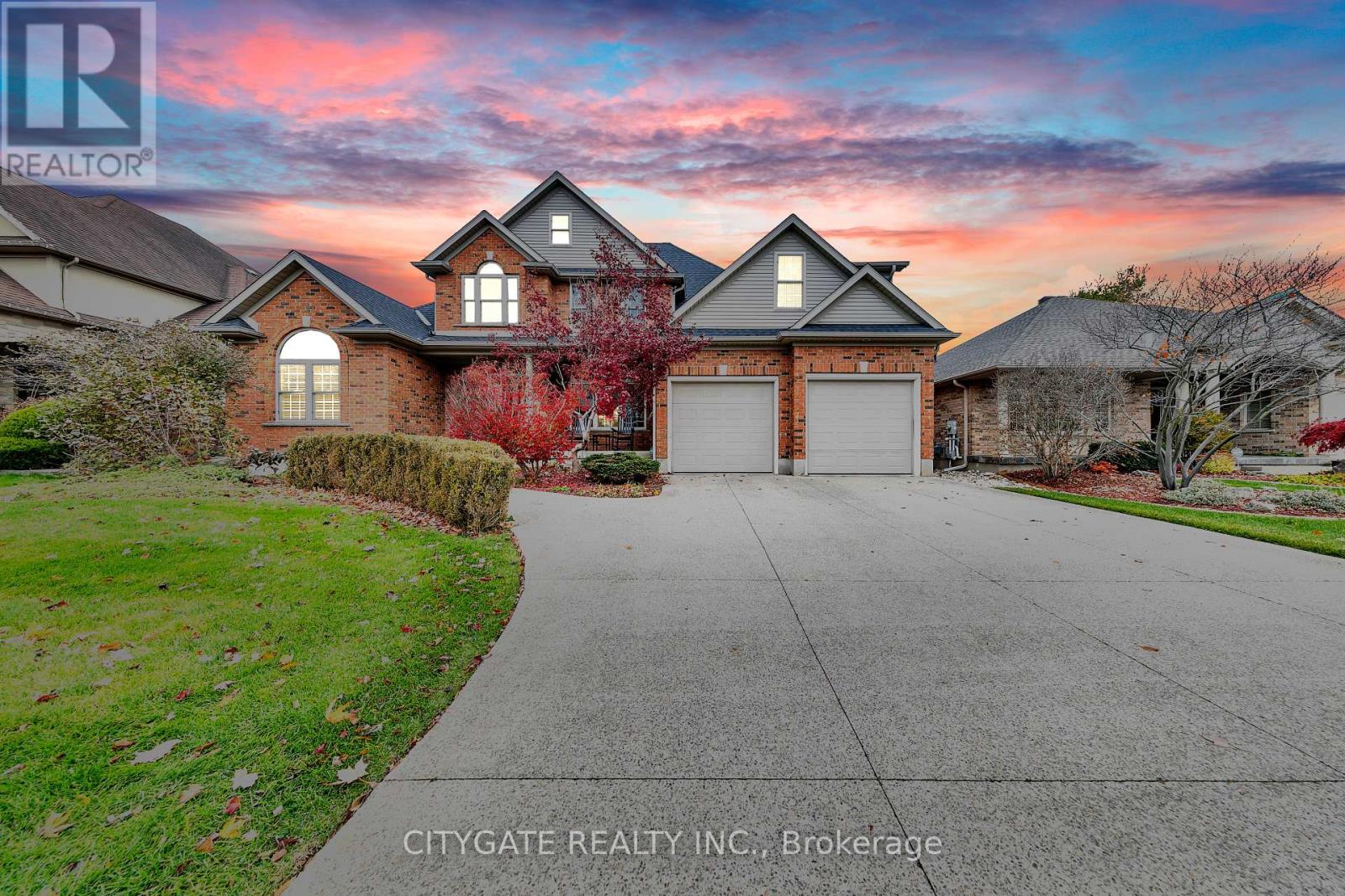 552 FALCONRIDGE CRESCENT