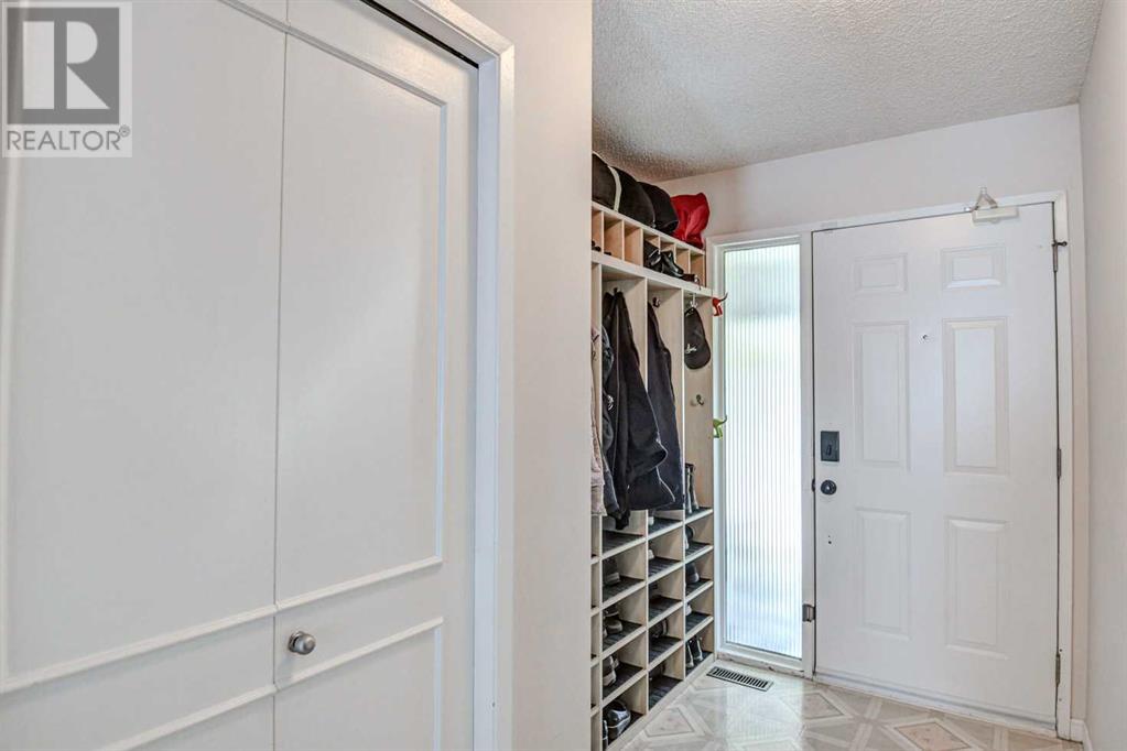 623 Lake Simcoe Close SE