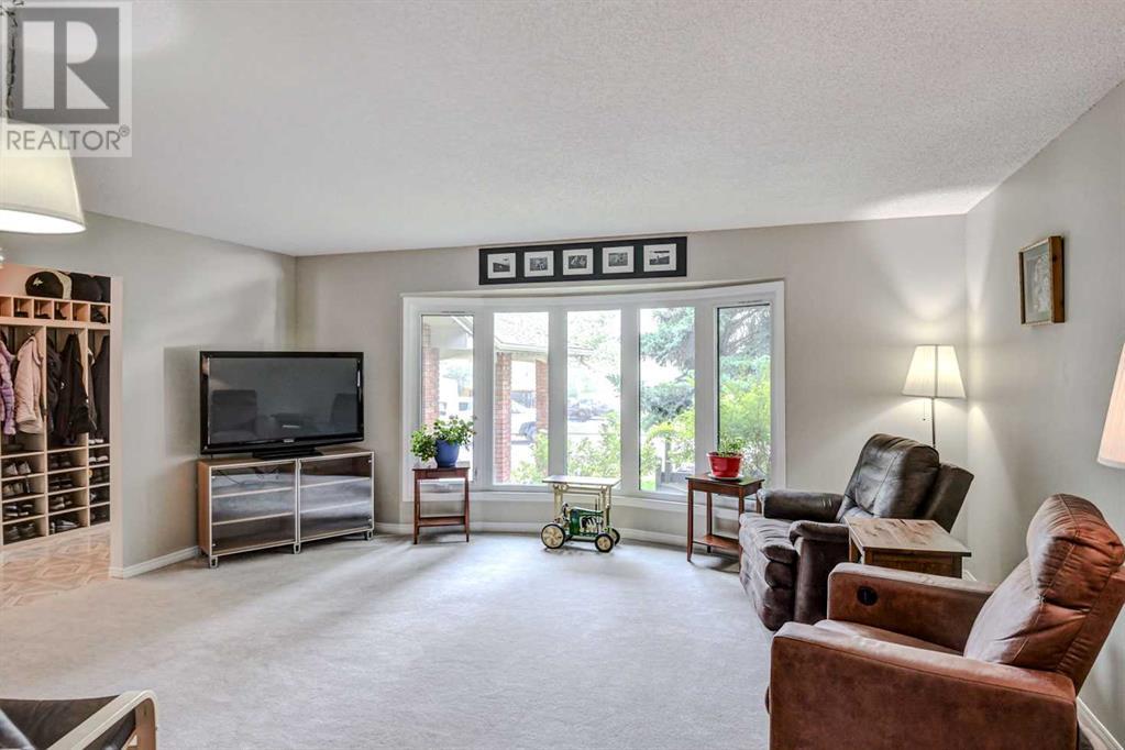 623 Lake Simcoe Close SE