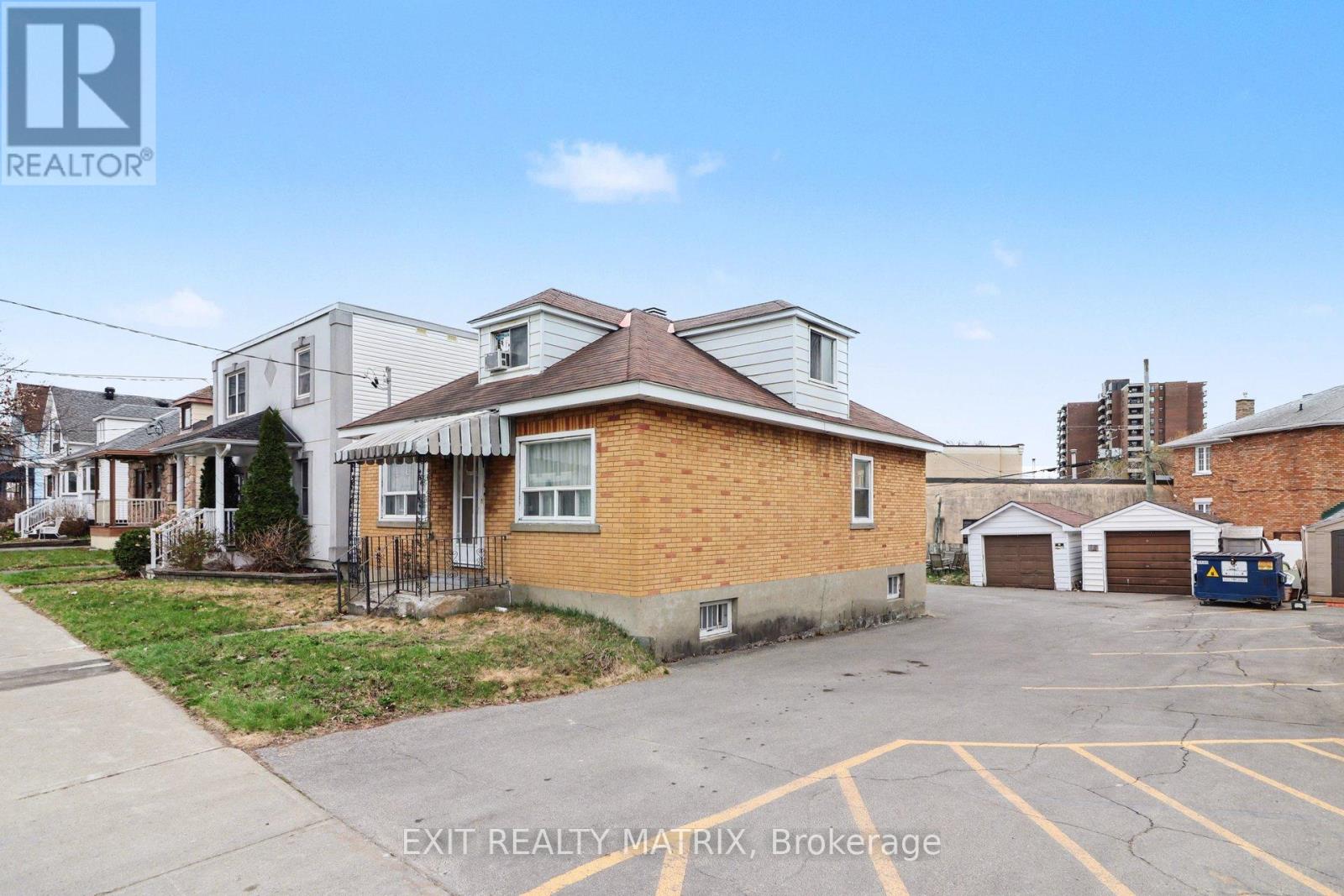 314 MONTFORT STREET - Photo 3