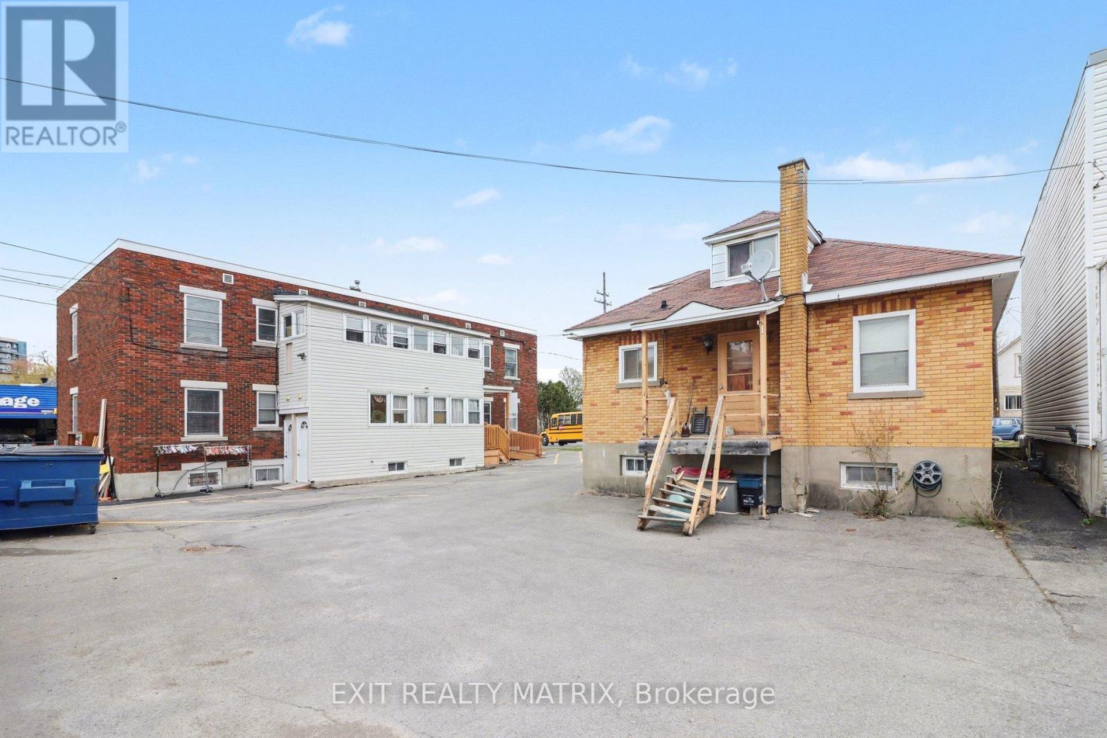 314 MONTFORT STREET - Photo 2