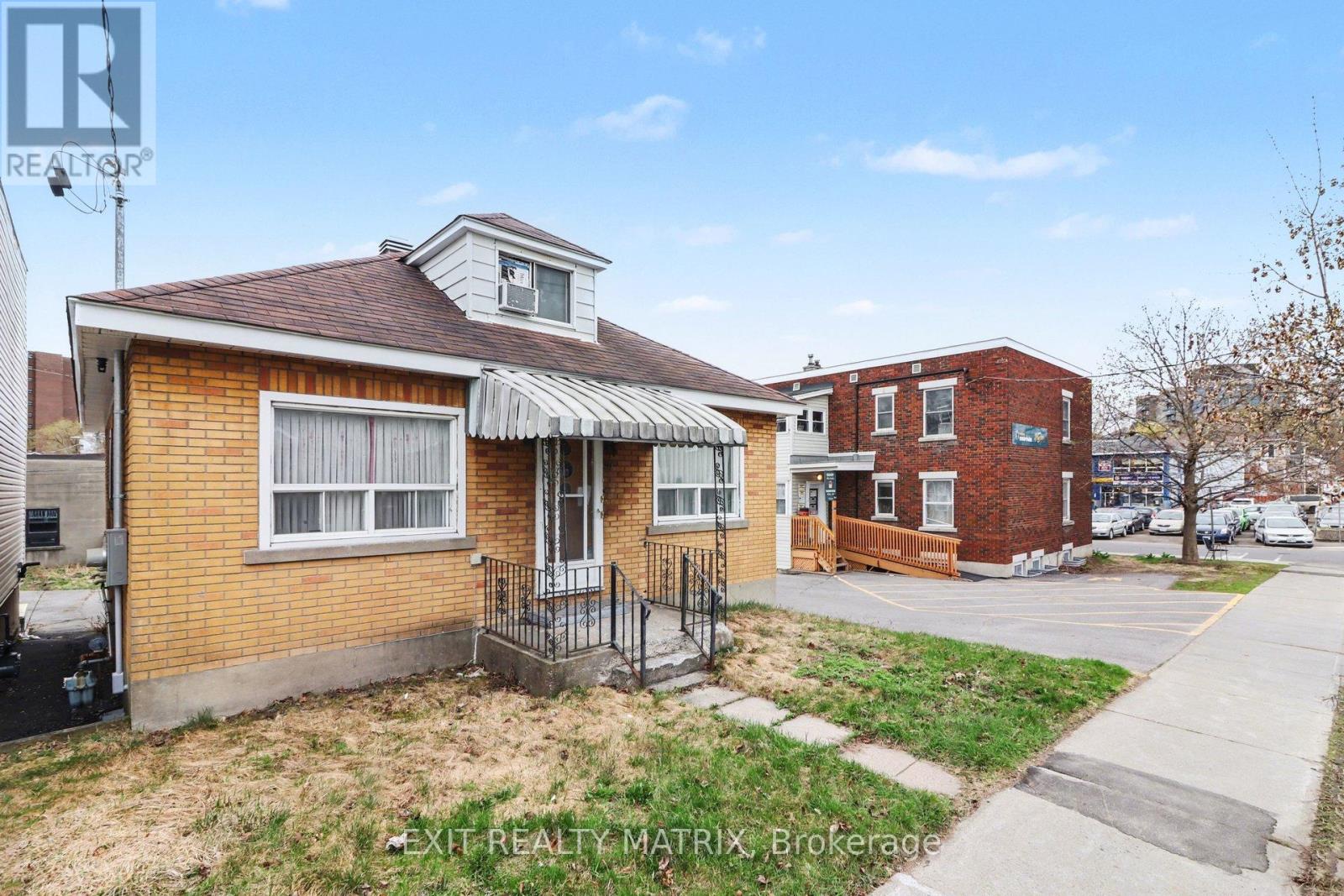 314 MONTFORT STREET - Photo 4