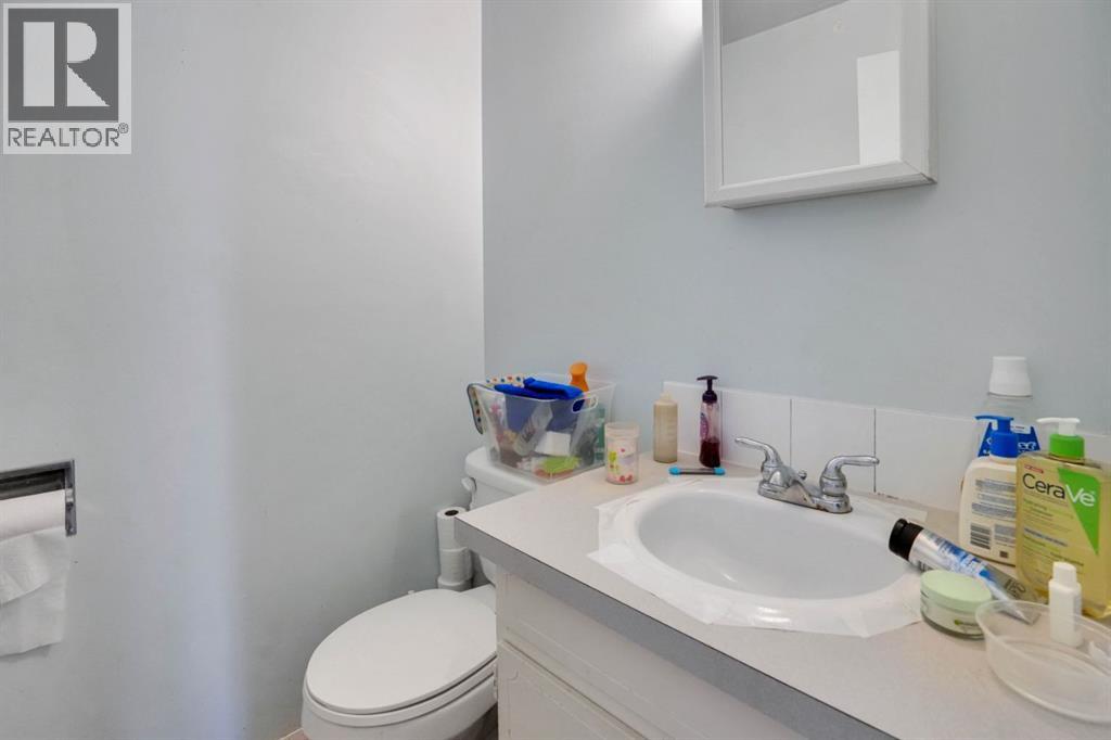 2, 459 Huntsville Crescent NW