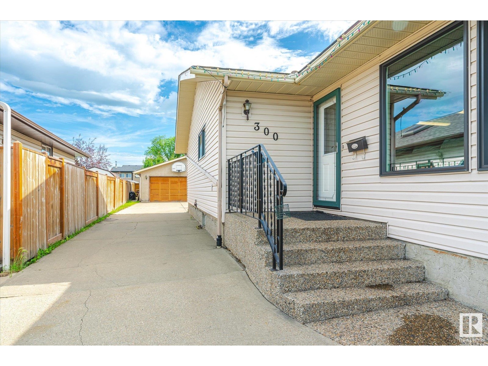 300 DUNLUCE RD NW