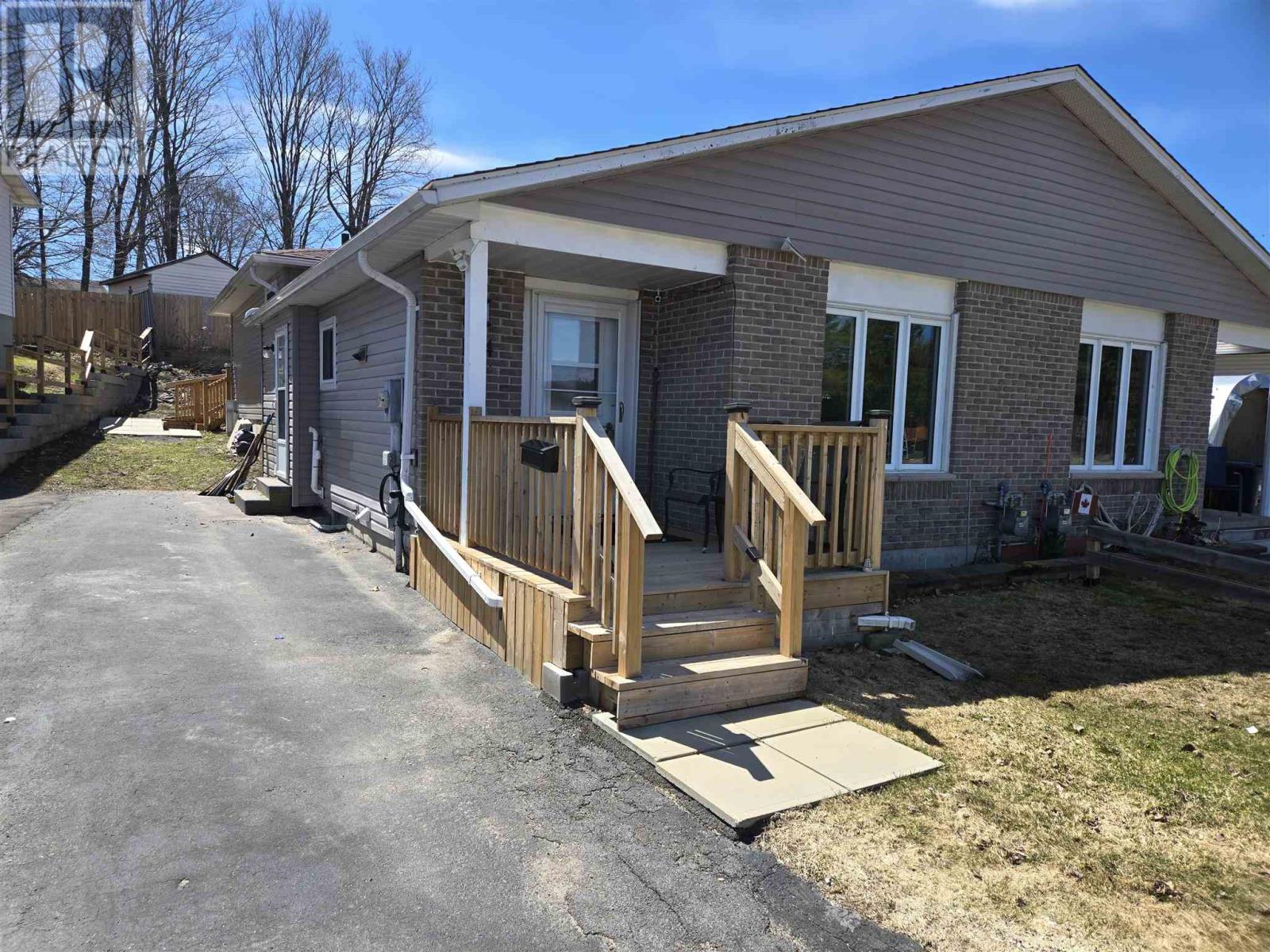 Photo 1 of 23 — 124 Hergott AVE, Elliot Lake, ON P5A3B3