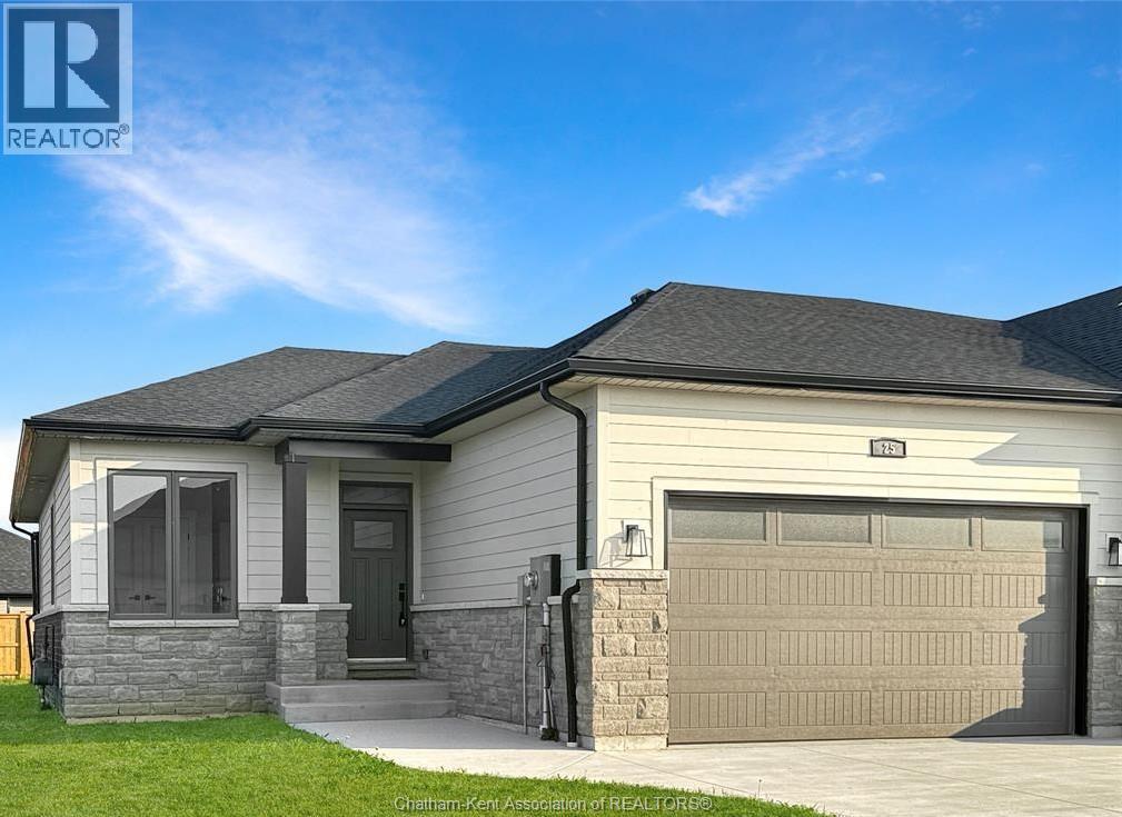 Photo 1 of 34 — 25 Duskridge ROAD, Chatham, ON N7L0G7