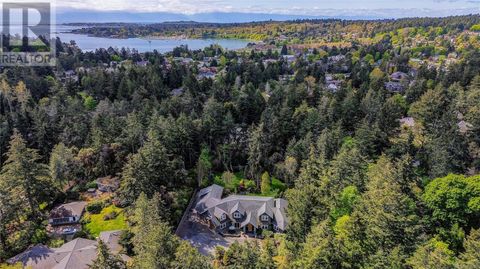 2615 Queenswood Dr Saanich BC V8N1X6