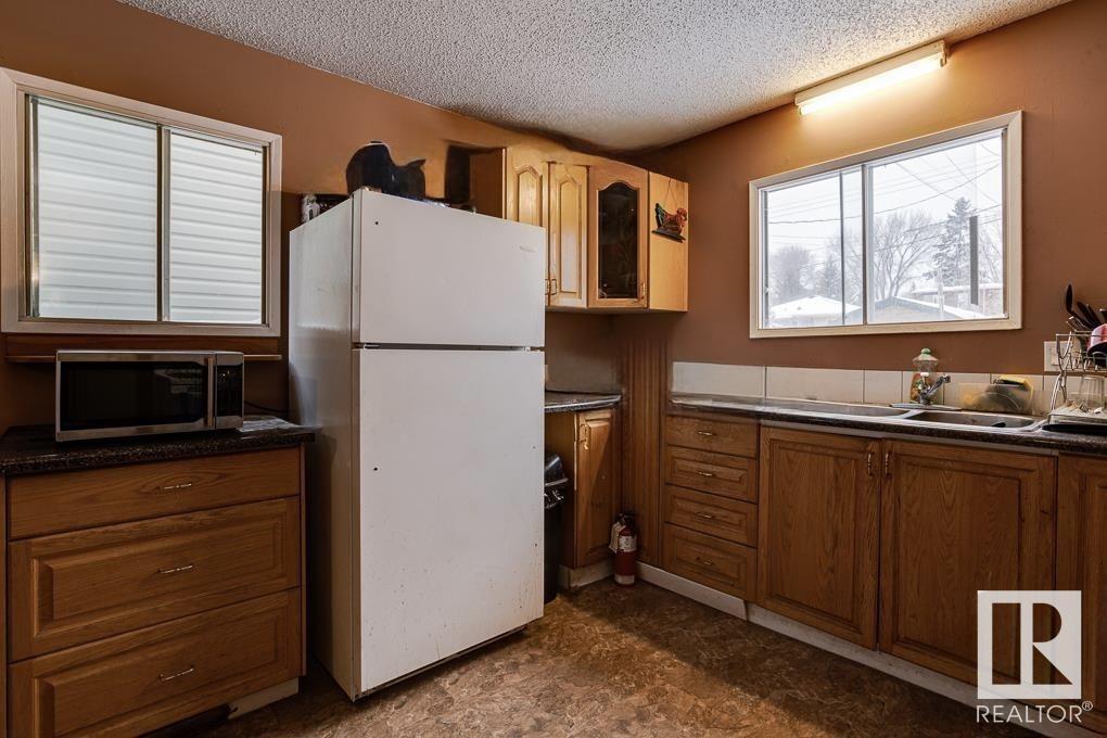 10934 76 AV NW