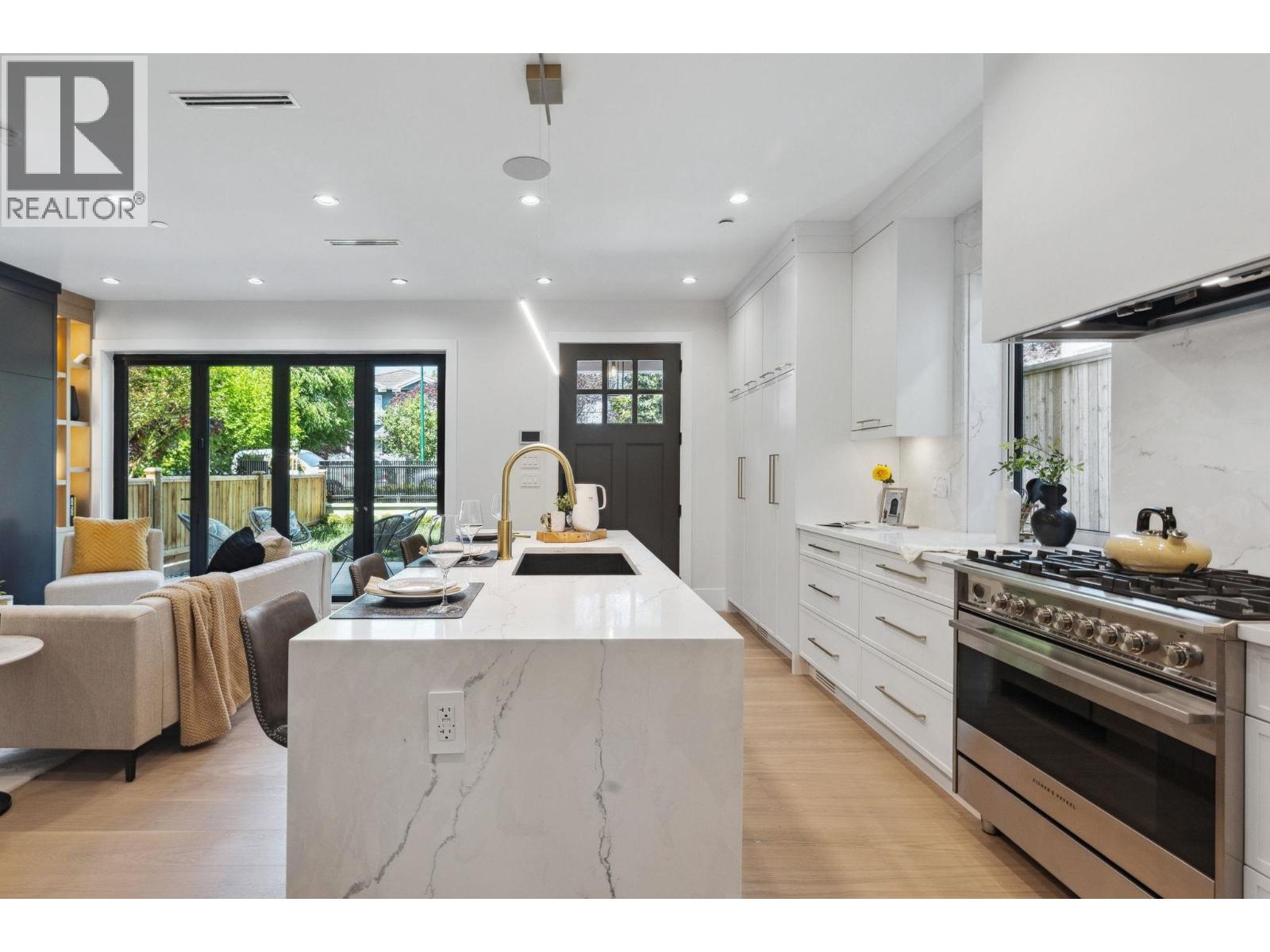 #1 2244 E 11TH AVENUE