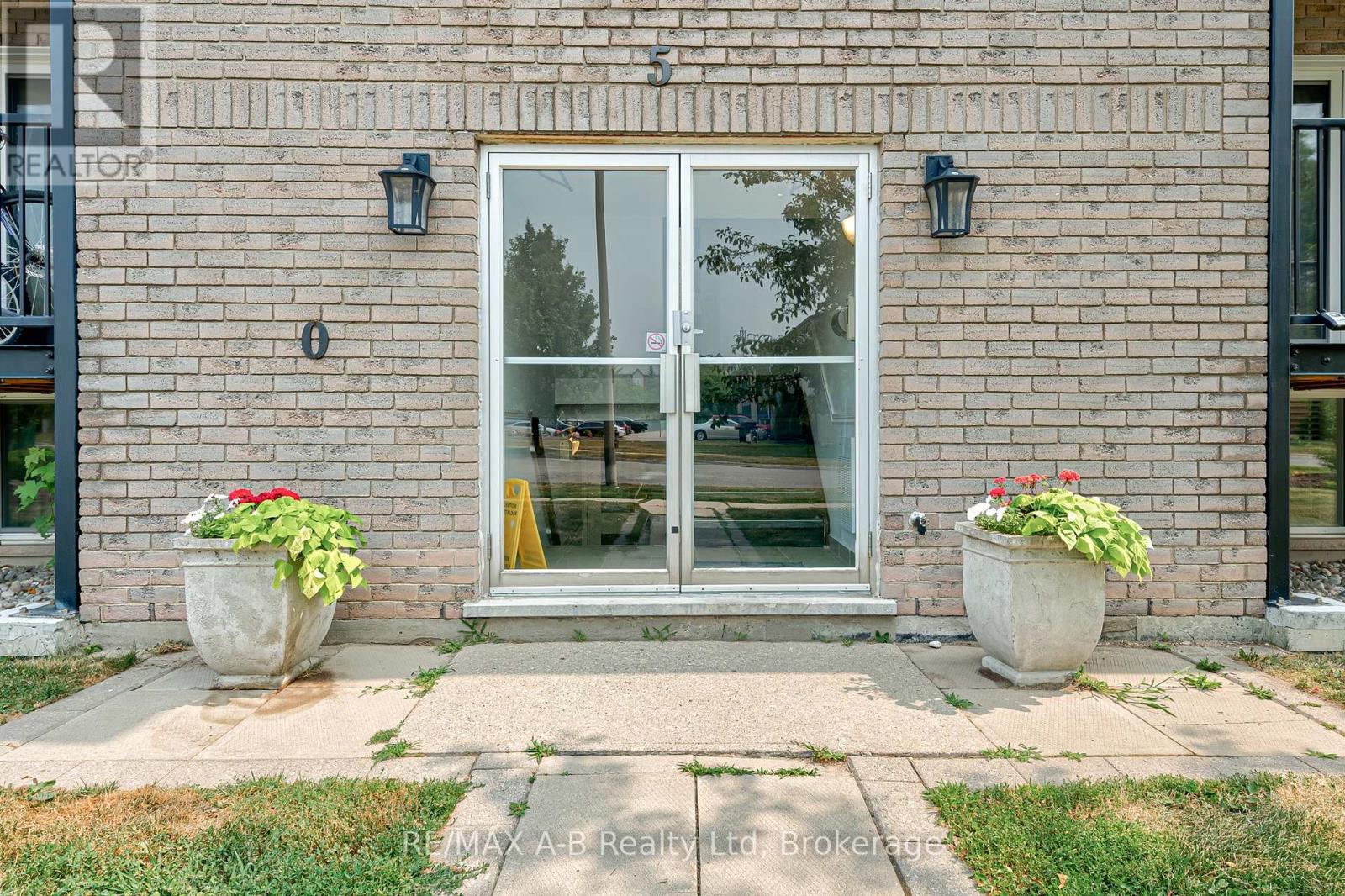 106 - 50 CAMPBELL COURT