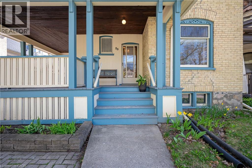 25 AHRENS Street W