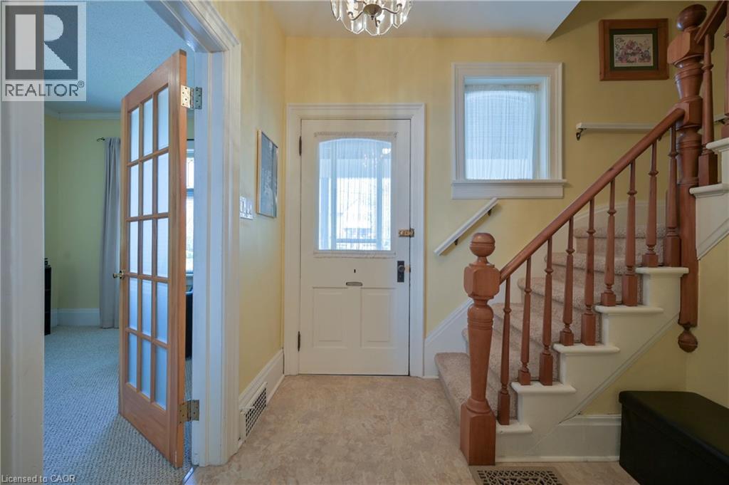 25 AHRENS Street W