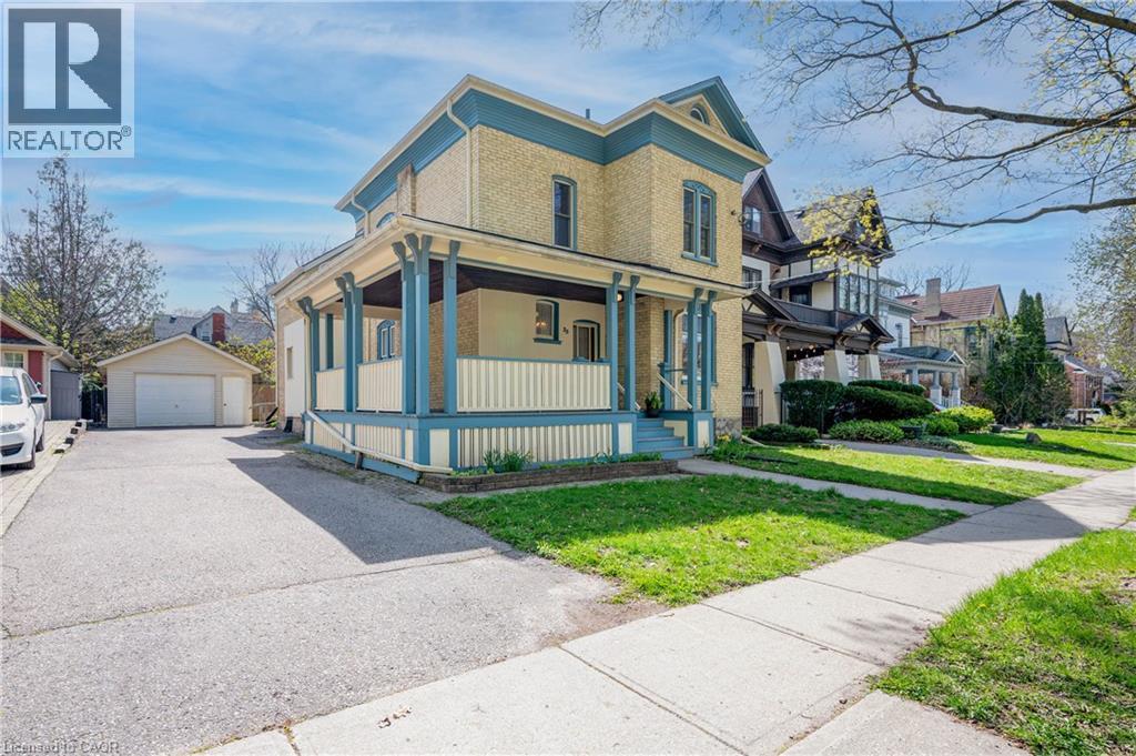 25 AHRENS Street W