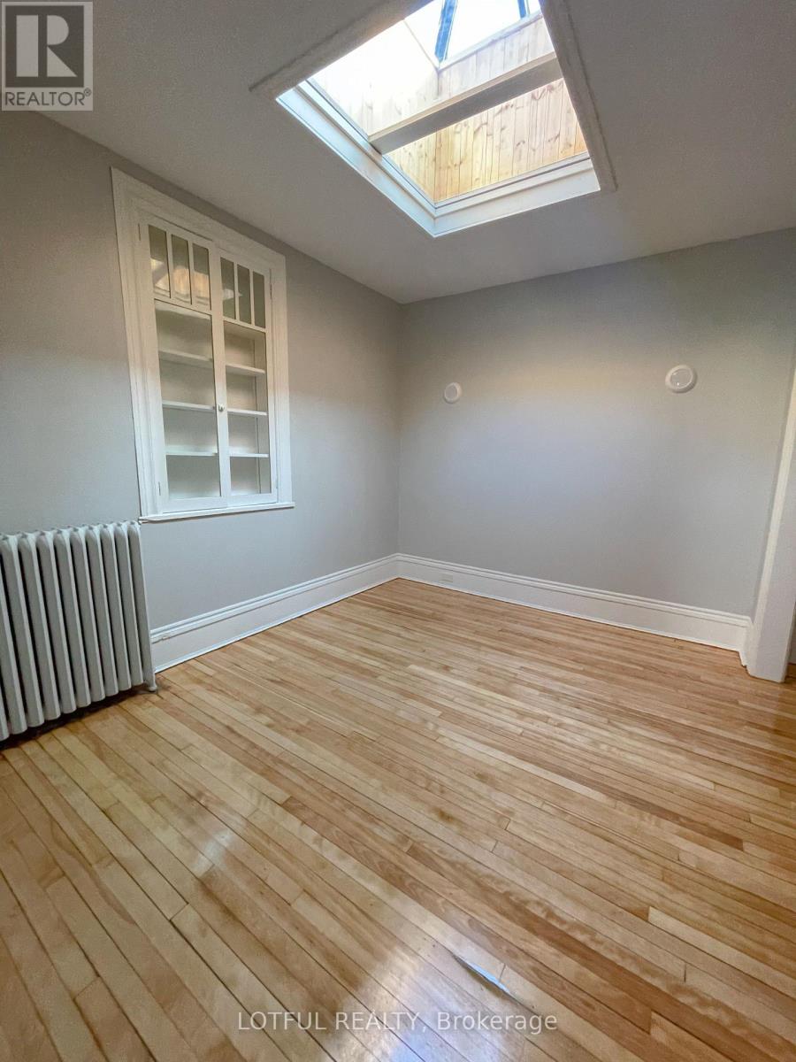 4 - 4 1/2 RUSSELL STREET E