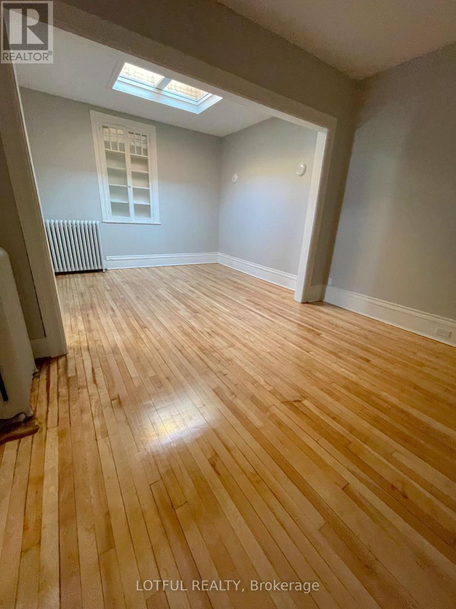 4 - 4 1/2 RUSSELL STREET E