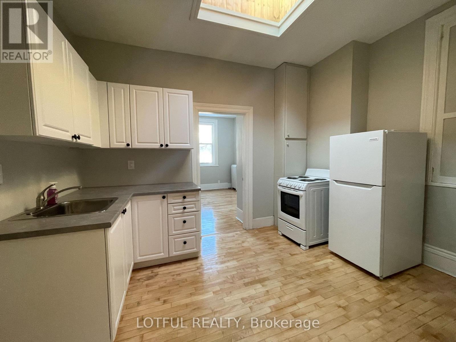 4 - 4 1/2 RUSSELL STREET E