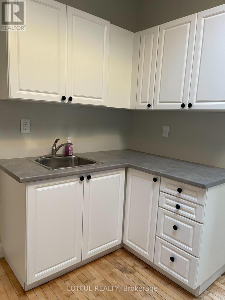 4 - 4 1/2 RUSSELL STREET E