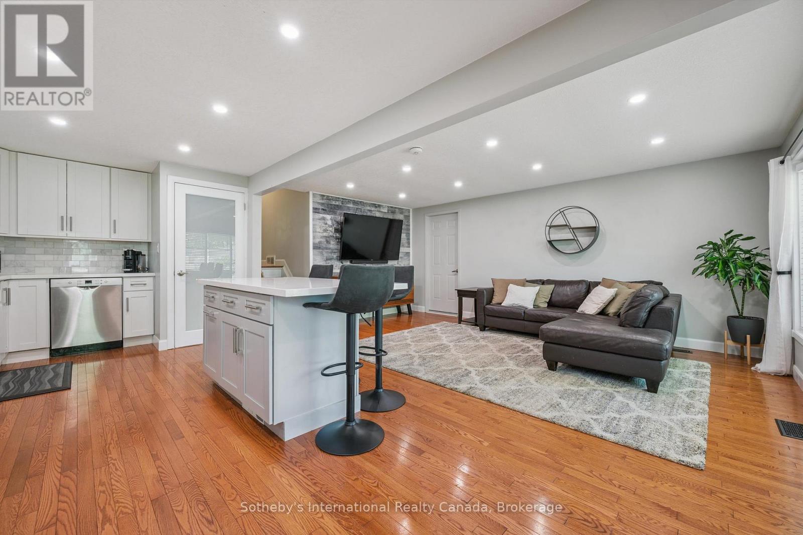 401 MIDWOOD CRESCENT