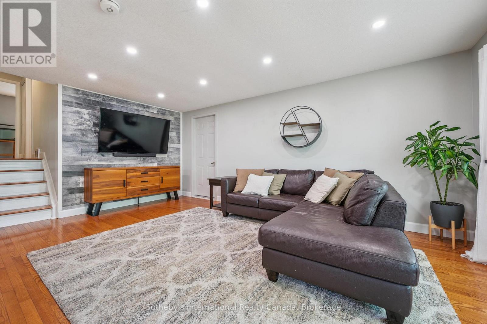 401 MIDWOOD CRESCENT