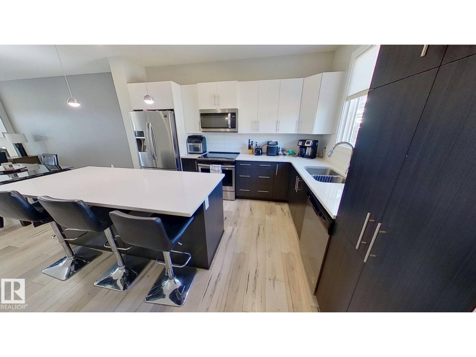 9876 206 ST NW