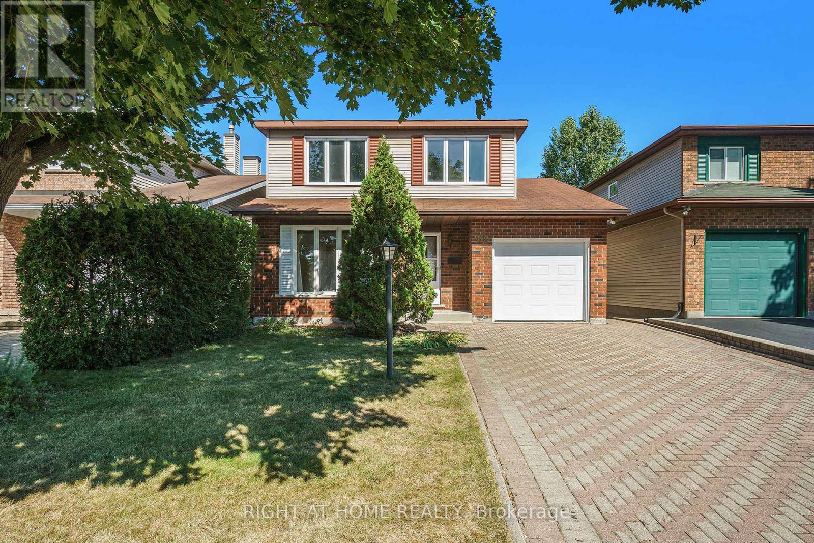 Photo 1 of 25 — 82 NESTOW DRIVE, Ottawa, ON K2G4L8