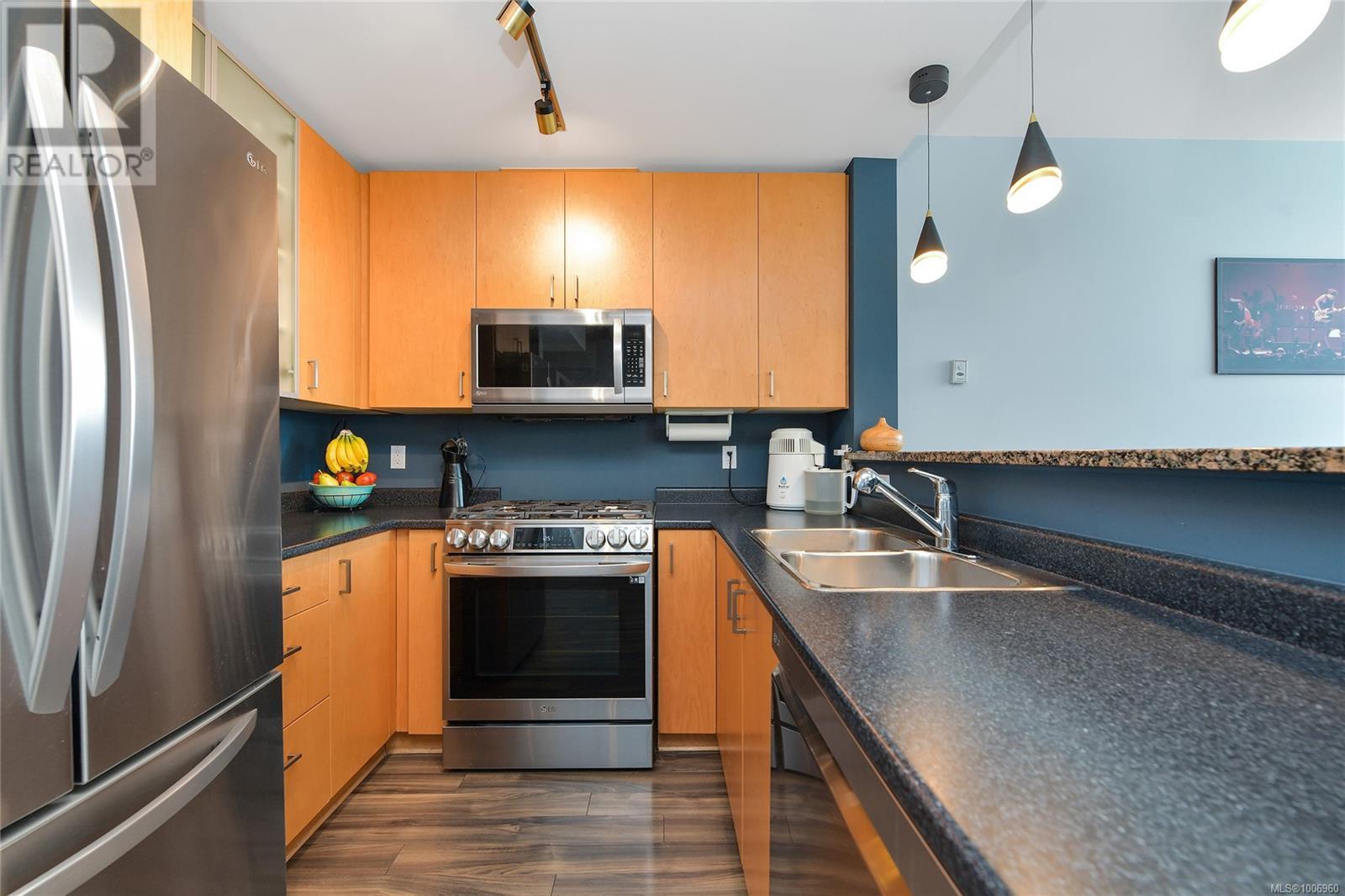 706 860 View St