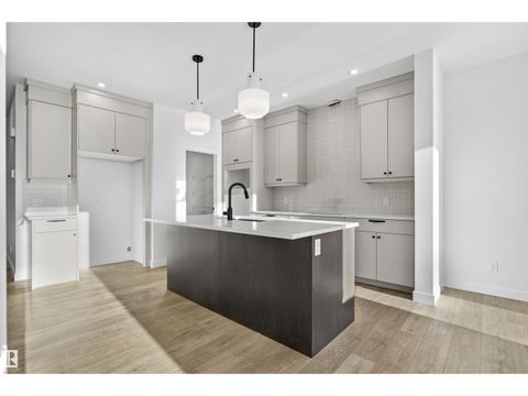 2126 MUCKLEPLUM CR SW Edmonton AB T6X3G9