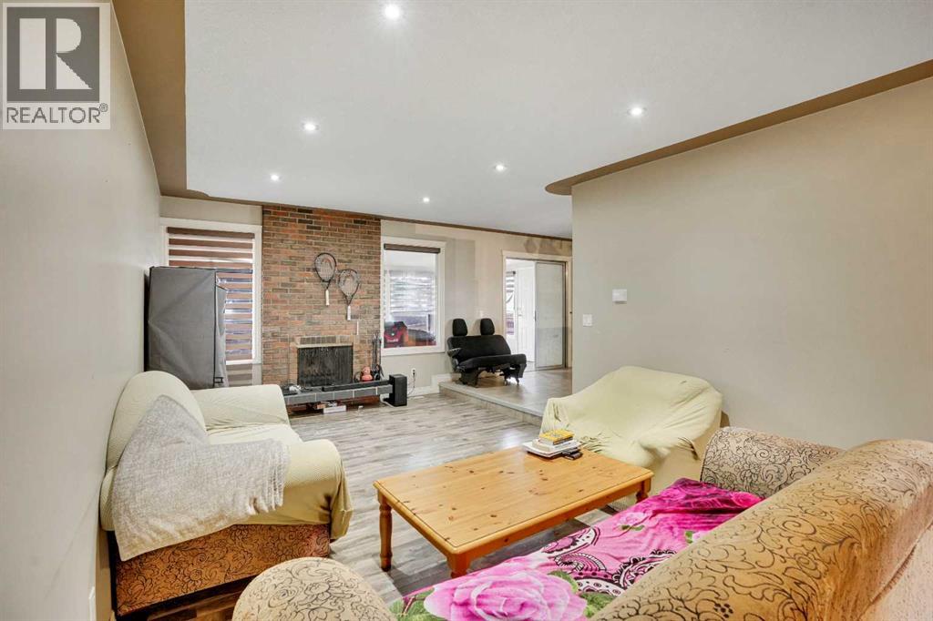 528 Whiteridge Way NE