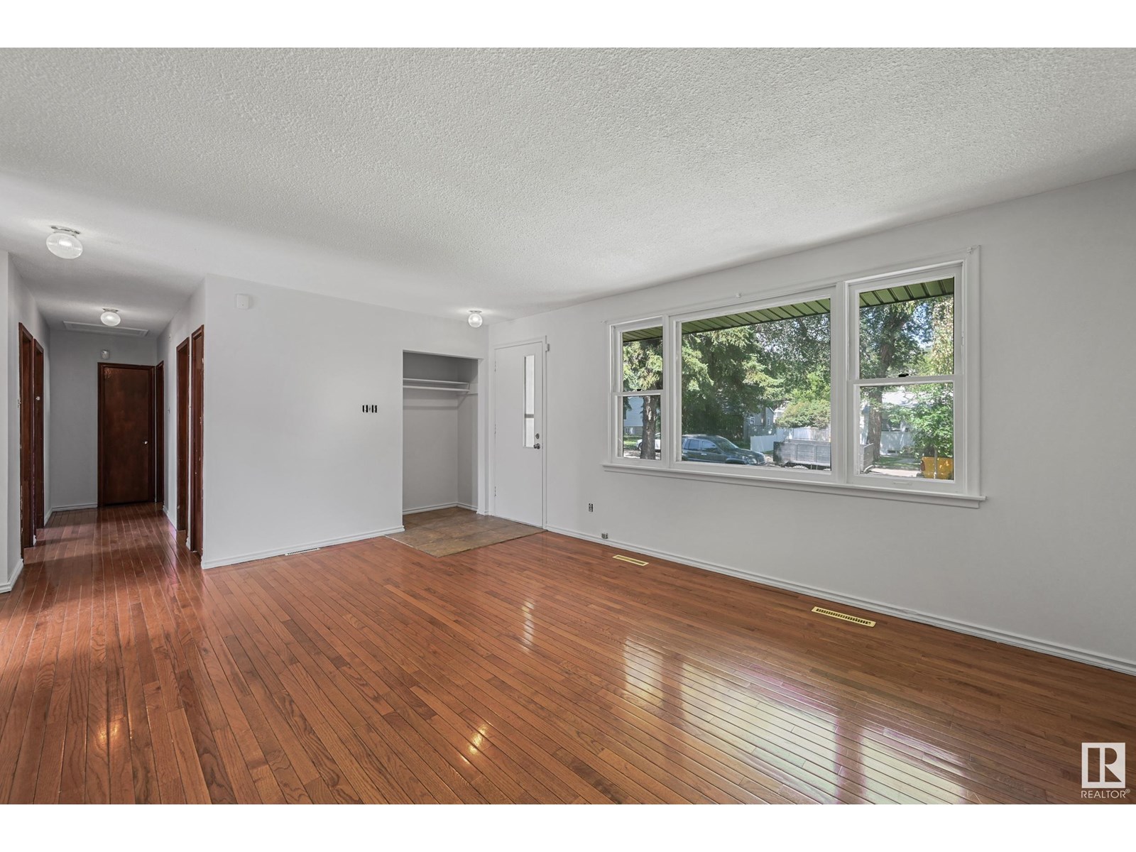 3821 113 AV NW