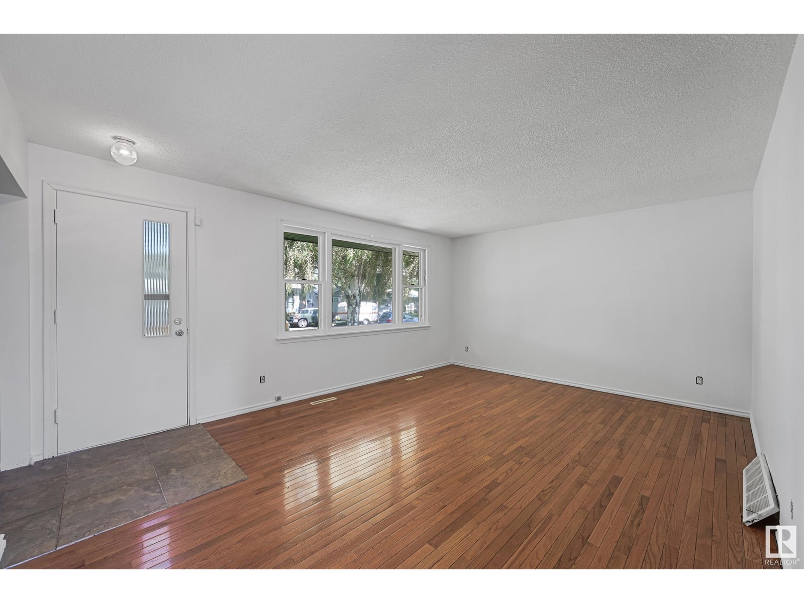3821 113 AV NW