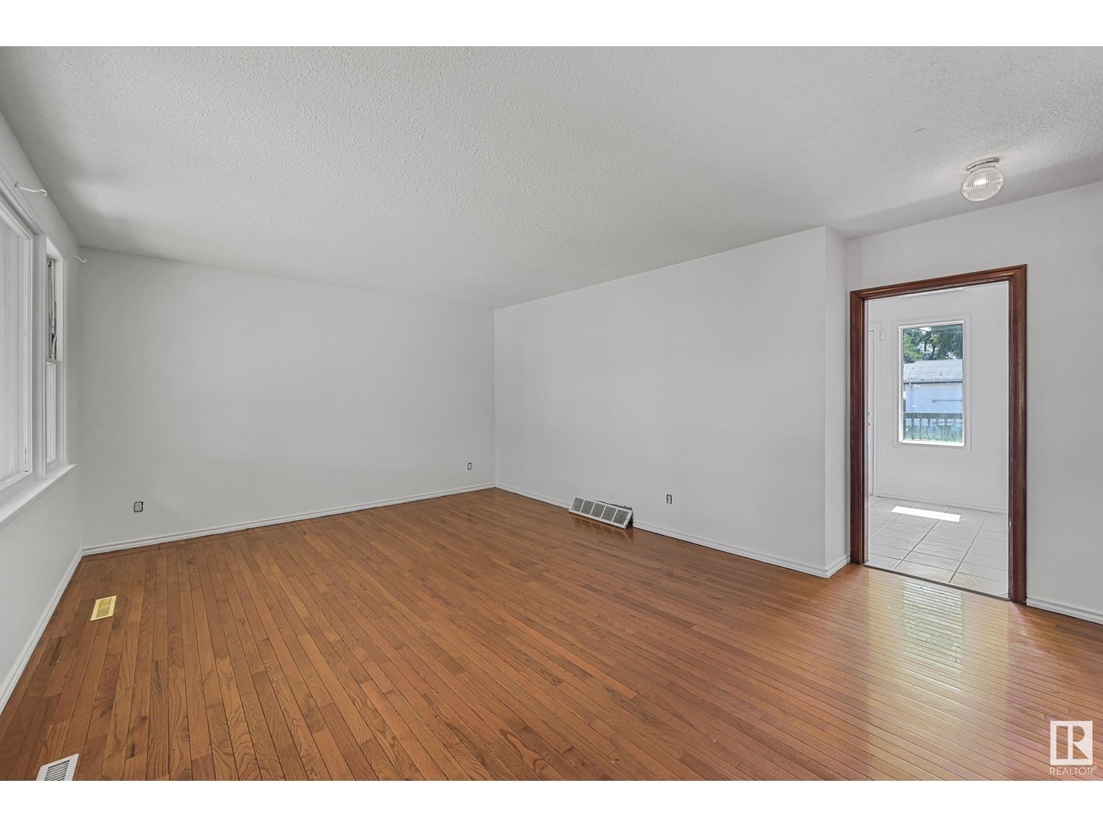 3821 113 AV NW