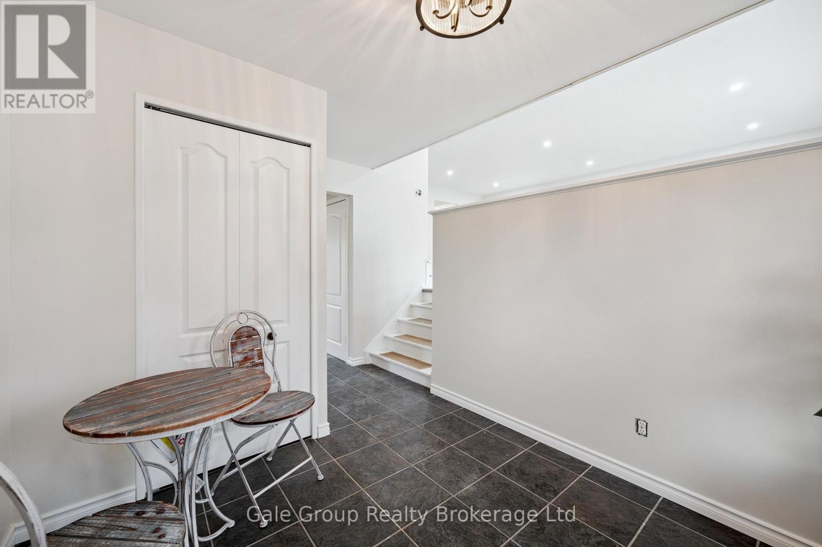 165 BROOKSIDE CRESCENT