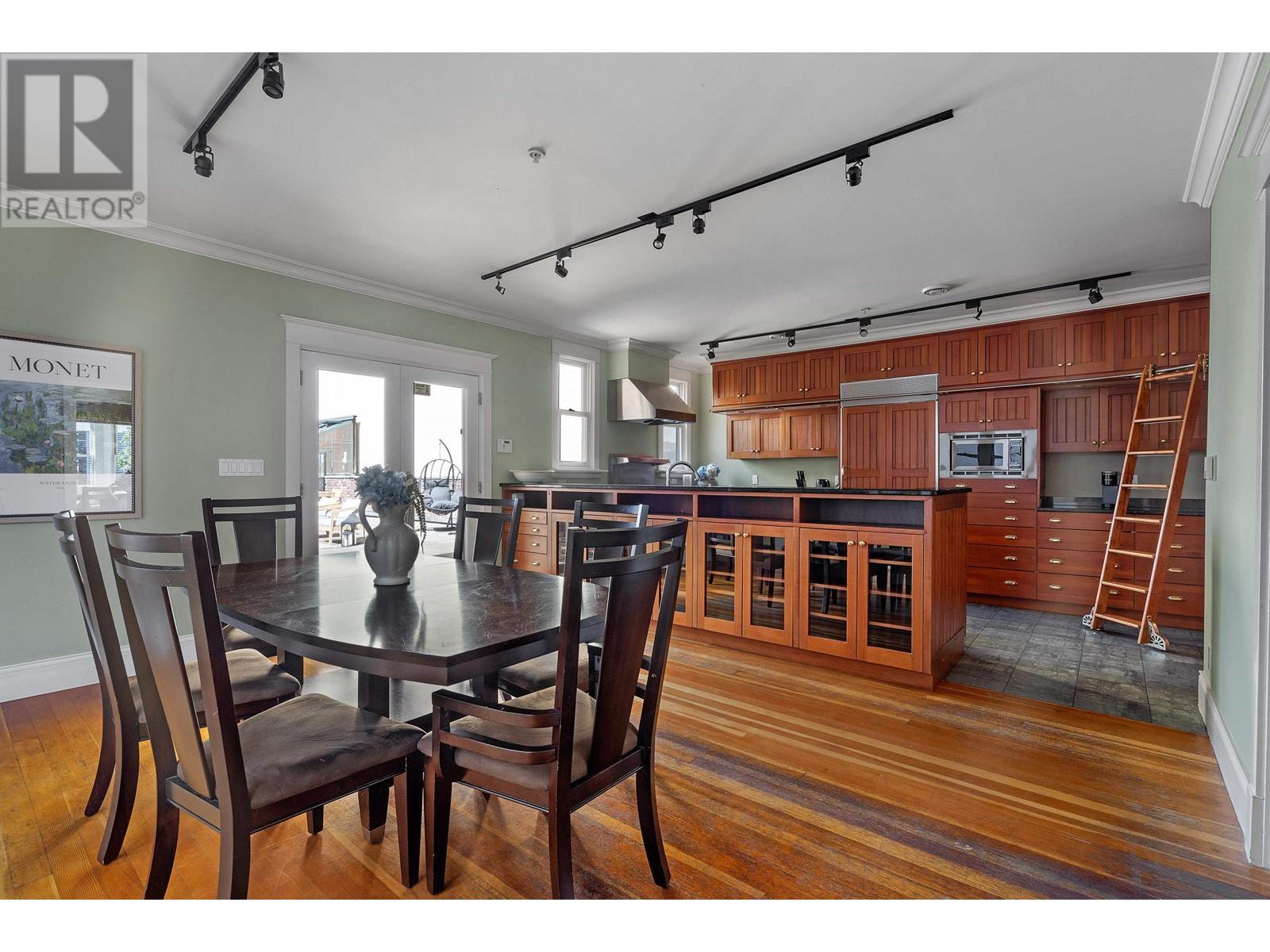 33 E 6TH AVENUE