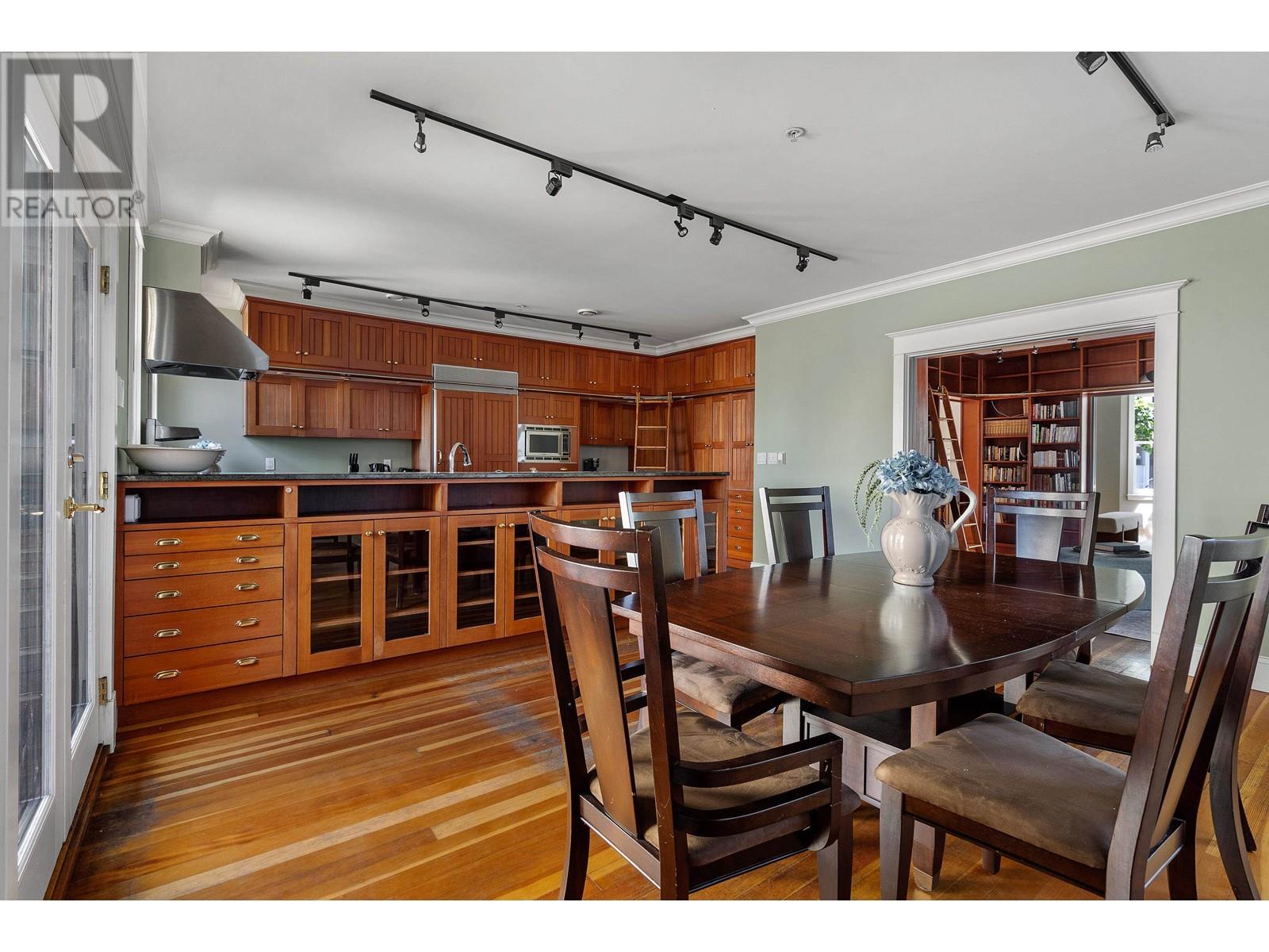 33 E 6TH AVENUE