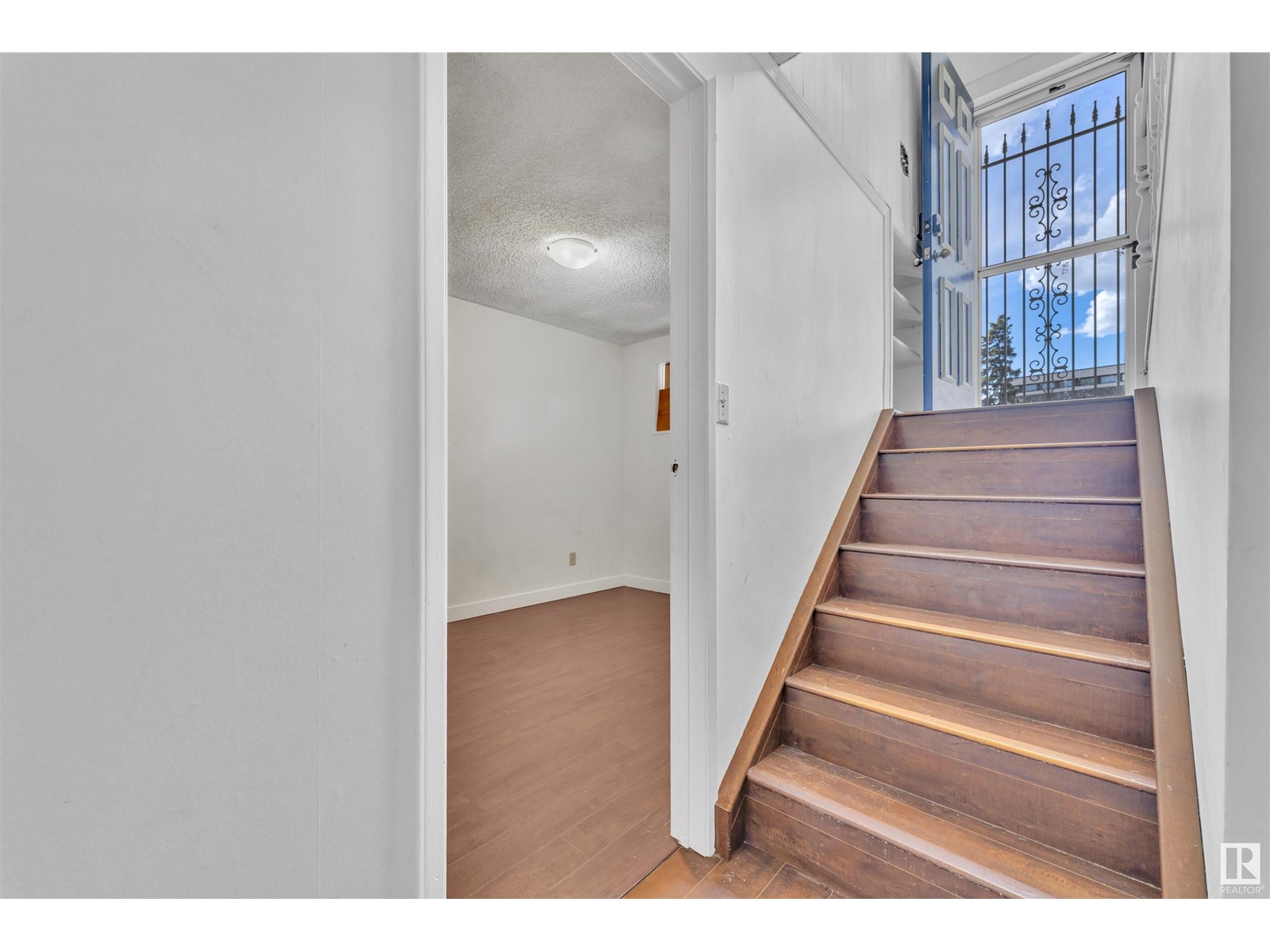 1207 80 ST NW