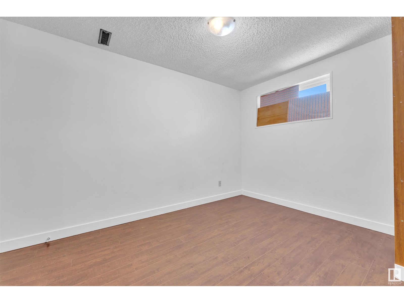 1207 80 ST NW