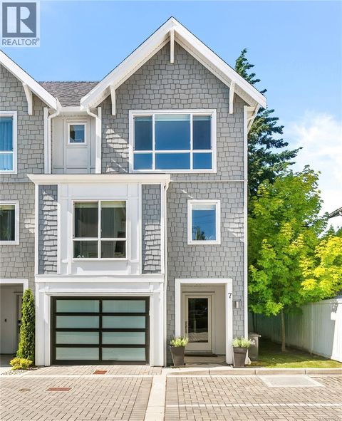7 1032 Cloverdale Ave Saanich BC V8X2T9