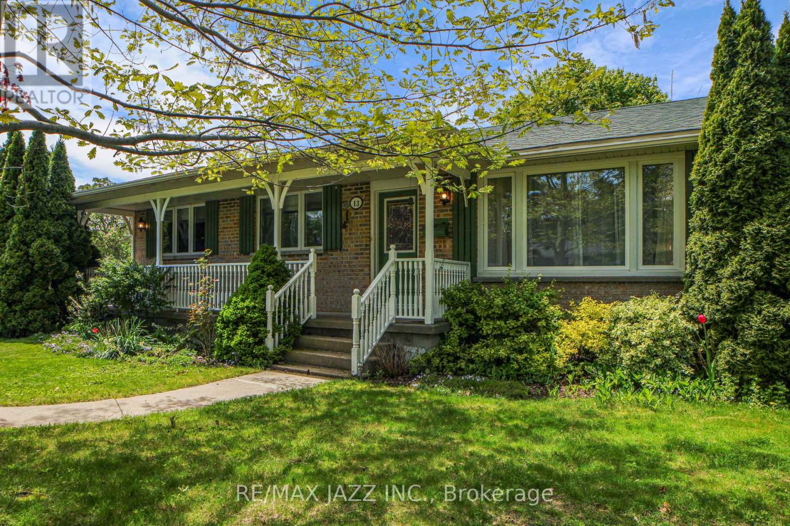 13 SPRINGBROOK ROAD