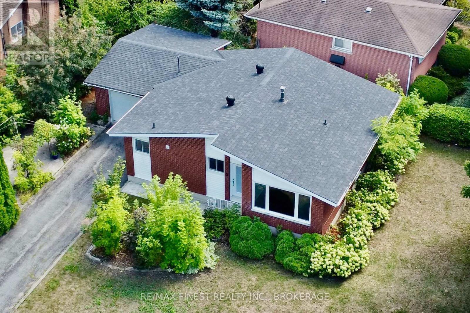 5 MICHAEL GRASS CRESCENT